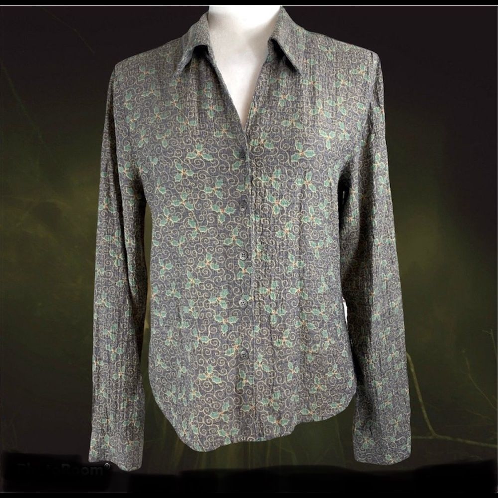 EUC Christopher Banks Holiday Holly Berries Top